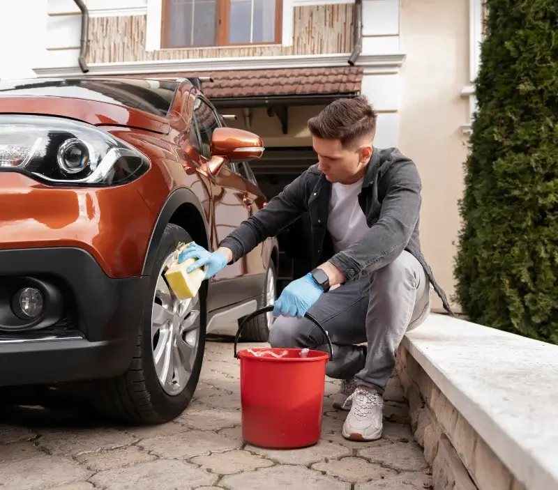 Lavage auto à domicile La Queue-les-Yvelines : professionnel intervenant sur un véhicule